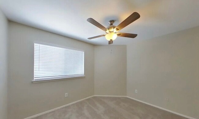 Building Photo - MOVE IN READY