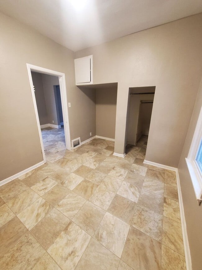 Building Photo - 4 Bedroom single family