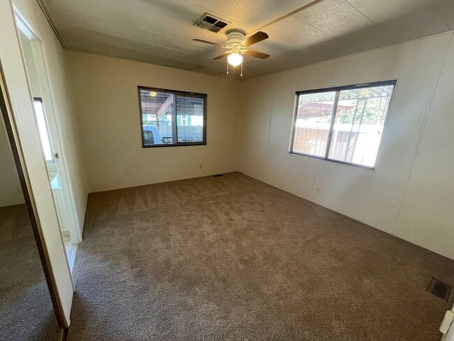 Building Photo - Cute, centrally located home!