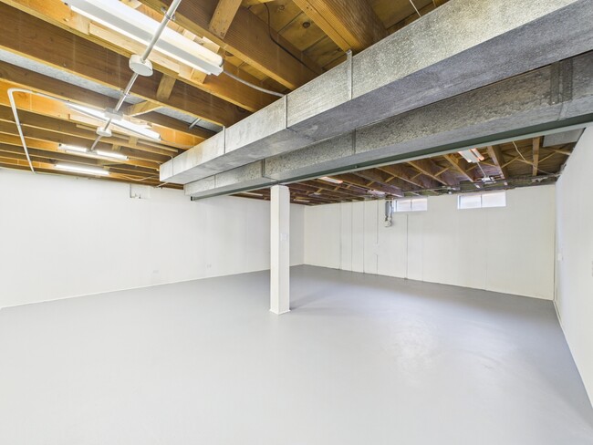 Building Photo - 16712 Elm St