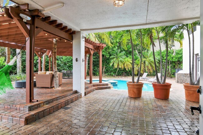 Building Photo - 10703 Versailles Blvd