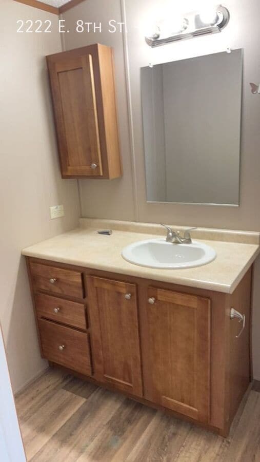 Building Photo - 2222 E 8th St