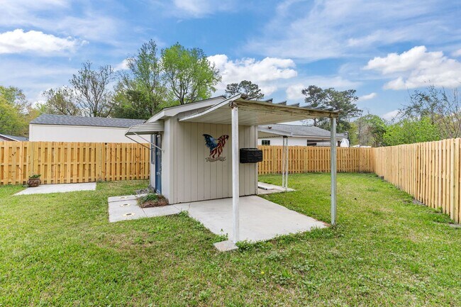 Building Photo - Pet-Friendly | Large Fenced Yard in North Wilmington