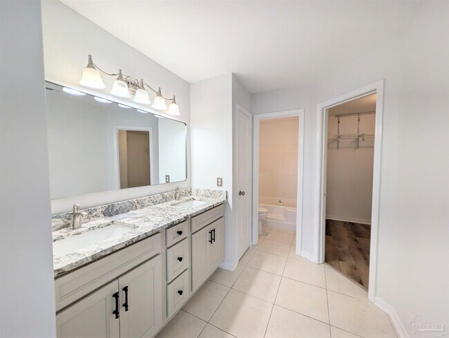 Building Photo - 28 Easton St