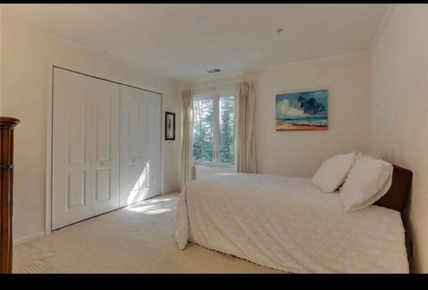 Building Photo - 900 Charnell Dr