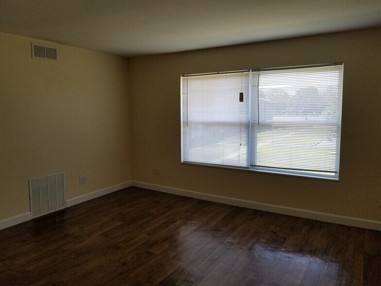 Building Photo - 1521 Hobson Dr