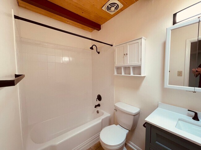 Building Photo - quiet triplex Near   UNM's  medical/law campus