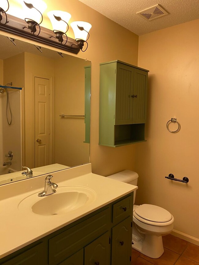 Building Photo - Great Location!!3 Bed/2.5 Bath near exit 1...