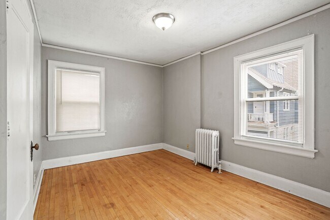 Building Photo - 2118 E Linnwood Ave