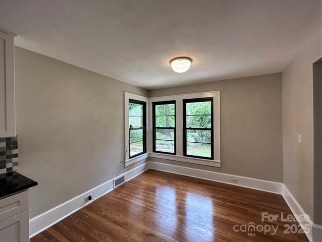 Building Photo - 2023 Robin Rd