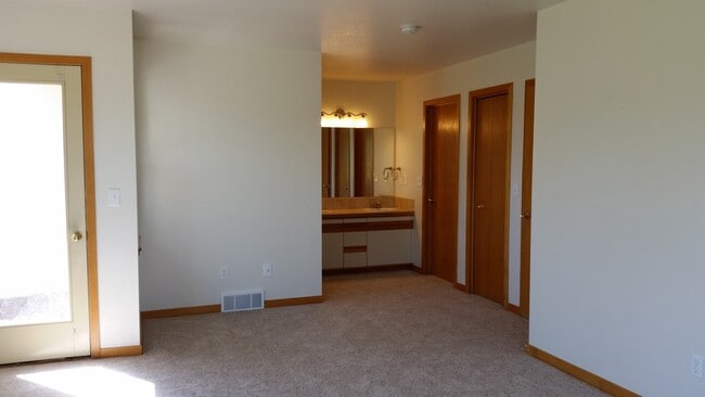 Building Photo - Condo for Rent