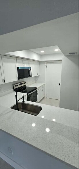 Primary Photo - 2542 Lakeway Branch Dr