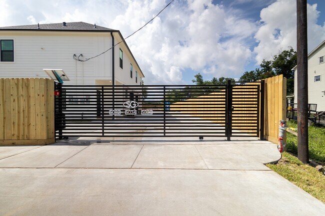 Building Photo - 5036 Mallow St