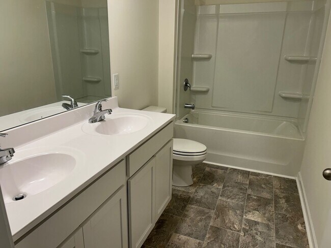 Building Photo - 5 Bedroom / 3 Bath Home Kingsport, TN