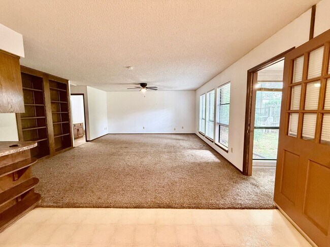 Building Photo - 4BD 2.5 Bath Pet Friendly