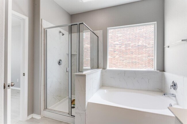 Building Photo - 1100 Desaix Dr