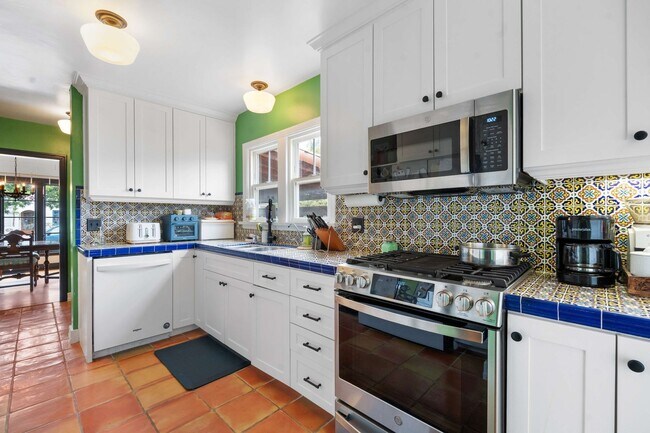 Building Photo - Historic Charm Meets Modern Living – Stunning 5 Bedroom Home on Iconic Myrtle Avenue