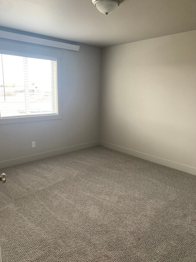 Building Photo - 3 Bed 2 Bath Apartment for Rent in Idaho F...