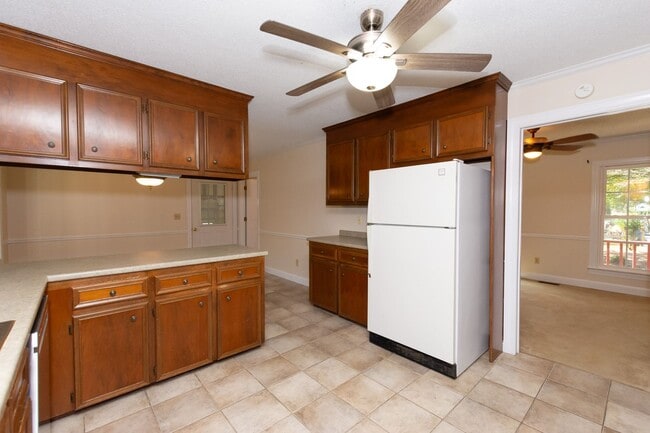 Building Photo - 2 WEEKS OF FREE RENT