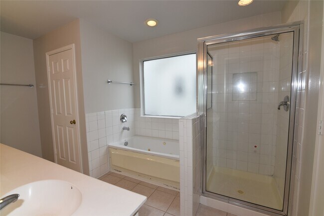 Building Photo - 6807 Turtlewood Dr