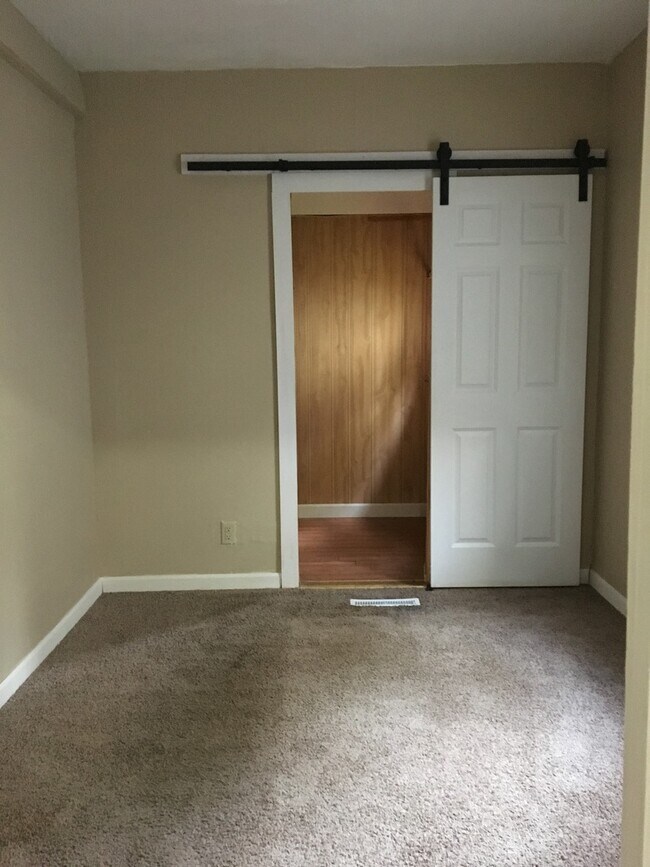 Building Photo - Beautiful 3 Bedroom 1 bath house in St. Paul