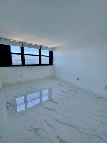 Building Photo - 5600 N Flagler Dr