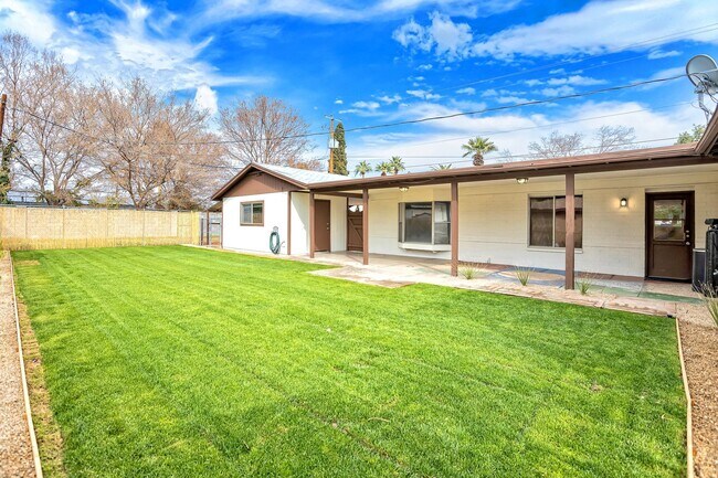 Building Photo - Large SF Home now available in Camelback C...