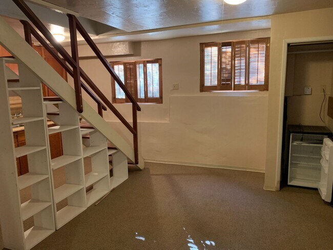 Building Photo - Great Location. 2 Bedroom Home