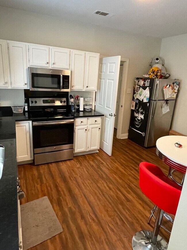 Building Photo - Renovated 2BD off St Charles Ave with Laundry