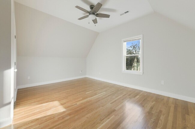 Building Photo - Renovated 4 bed 2 bath in Brighton!!!