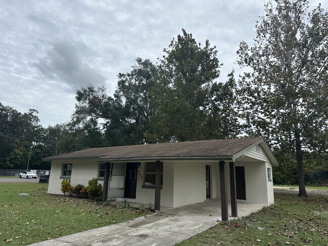 Building Photo - Updated 3 Bedroom, 1 Bath Single Family Ho...