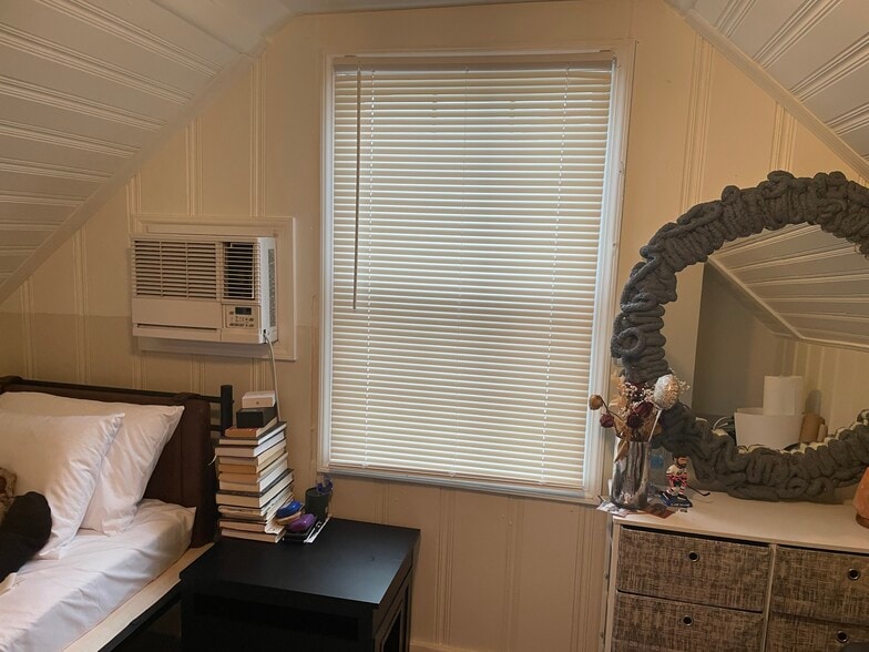 Bedroom available - 976 Jerusalem Ave