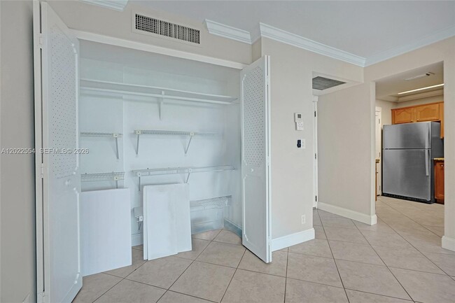 Building Photo - 20400 W Country Club Dr