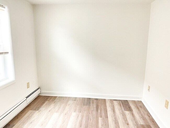 Building Photo - 28 Wyman St