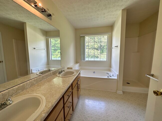 Building Photo - 5724 Rockingwood Dr