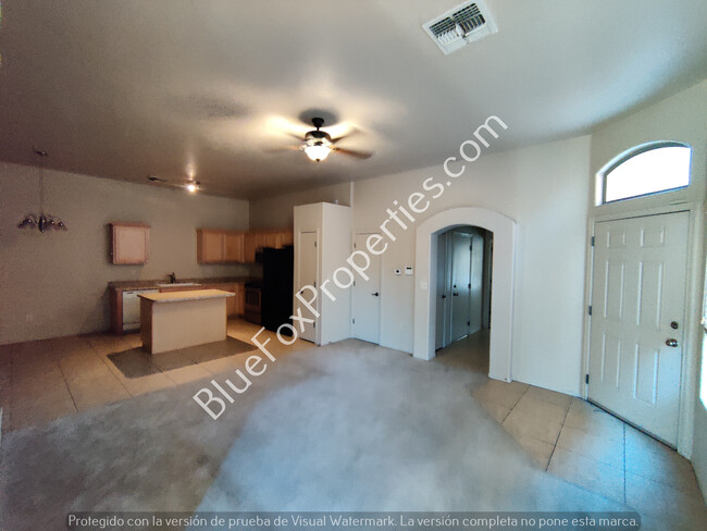 Building Photo - 2 Bedroom Townhome in Central Location