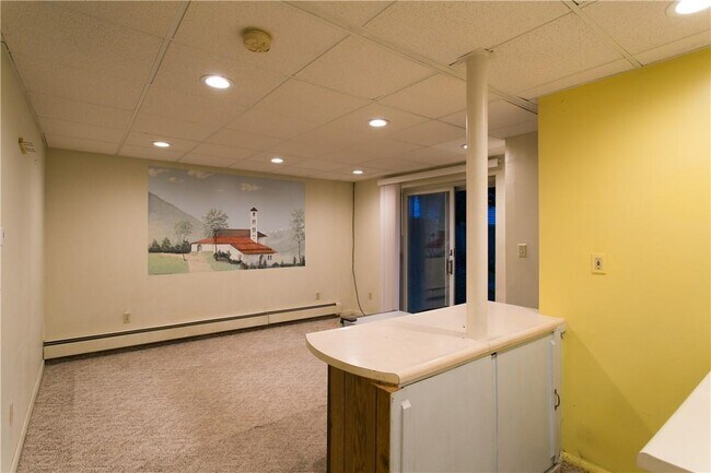 Building Photo - 97 Maple St