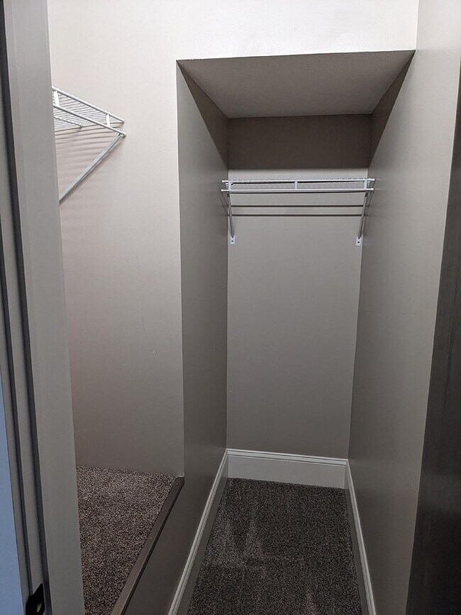 Building Photo - "Charming 2-Bedroom on West Madison Street with Spacious 1064 Sq Ft Layout!"