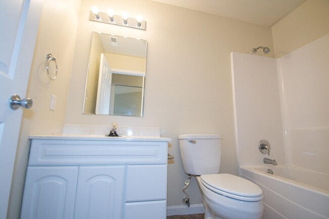 Building Photo - "Charming 3-Bedroom Retreat with 2 Full Ba...