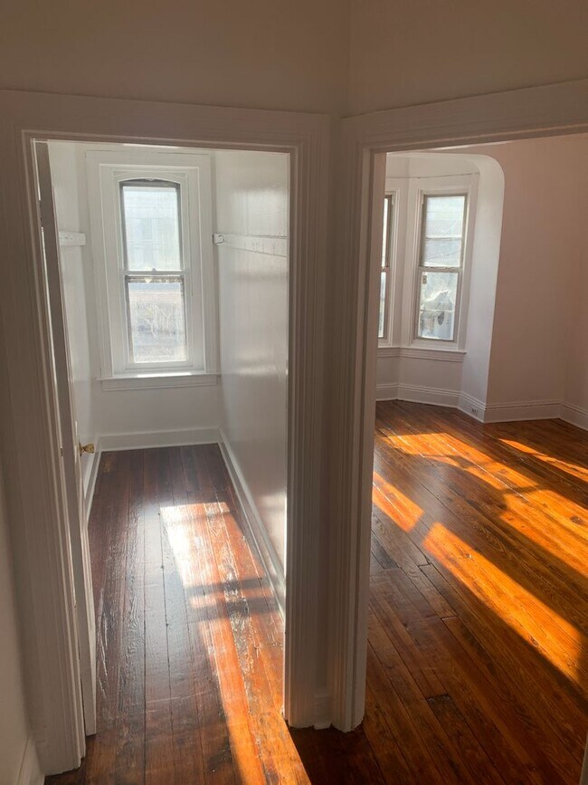 Building Photo - Coming Soon! 3 Bedroom 1 Bath 2nd/3rd Floo...