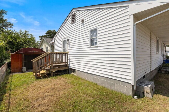 Building Photo - Fully Renovated