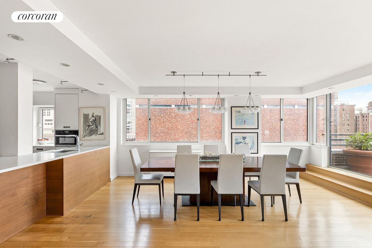 Building Photo - 45 W 67th St