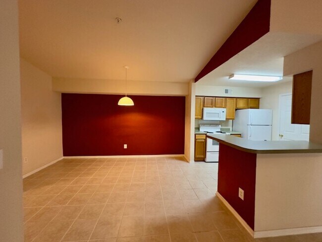 Building Photo - Spacious 1B/1B Unfurnished Condo near Beach in the Heart of Destin!