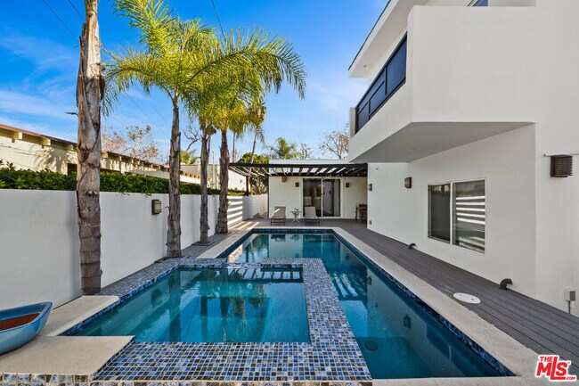 Building Photo - 355 S Sycamore Ave