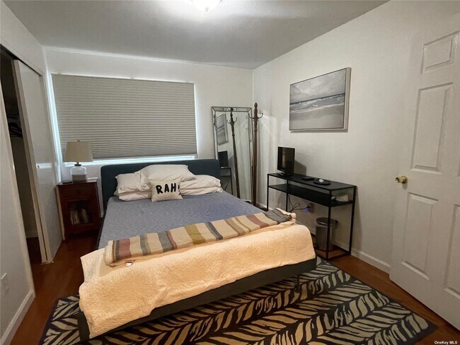 Building Photo - 90-17 Holland Ave