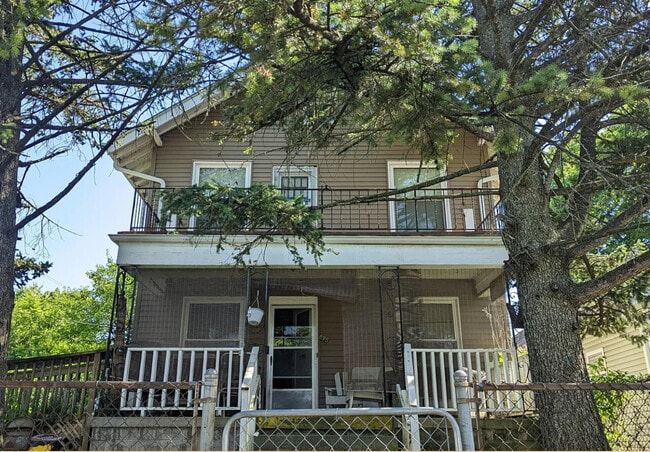 Building Photo - Duplex Long Term