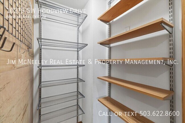 Building Photo - 10275 SW Hoodview Dr
