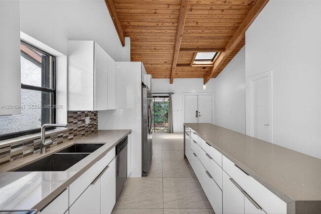 Building Photo - 2619 Parkview Dr S