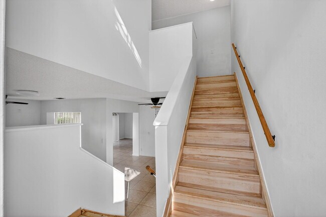 Building Photo - 6671 Via Regina