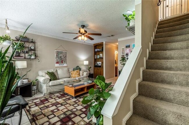 Building Photo - 2 Bd / 2 Ba Townhome Minutes Away From Campus & Downtown!